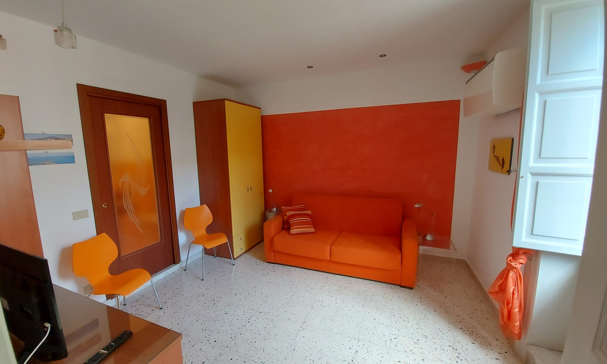 Camera arancio